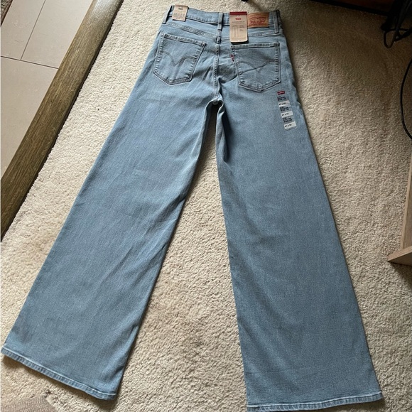 NWT Levi’s 318 Shaping Wide Leg Light Wash Size 27/32 - Picture 6 of 13